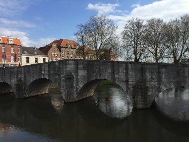 Roermond (Almanya). Nisan 2016. Eski kemerli köprü. Eski taştan yapılmış..
