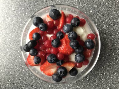 Çilekli yoğurt. Sağlıklı beslenme. Faydalı bir yemek. Vejetaryen yemeği.