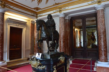 Bavyera (Almanya) Nisan 2017. Kral Ludwig Ii Linderhof 'un kalesi, Ettal, Bavyera' nın güneyinde. Kale, kralın hayatı boyunca tamamen inşa edildi..