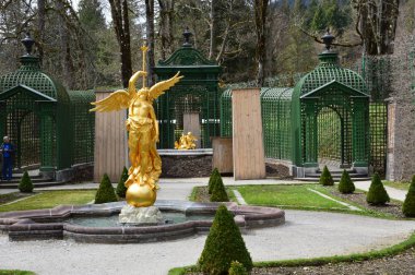 Bavyera (Almanya) Nisan 2017. Kral Ludwig Ii Linderhof 'un kalesi, Ettal, Bavyera' nın güneyinde. Kale, kralın hayatı boyunca tamamen inşa edildi..