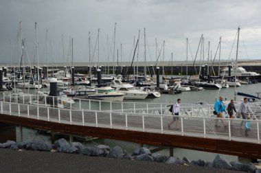 Cadzand (Hollanda). Ağustos 2017. Suni bölme. Tekneler ve tekneler için demirleme.