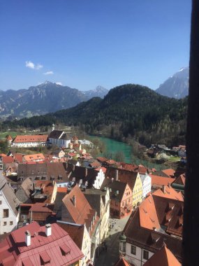 Fussen (Almanya). Nisan 2017. Şehrin eski kısmı, üst kalenin kale duvarlarında yer alıyor. Leh Nehri. Arka planda Fransisken manastırı var..