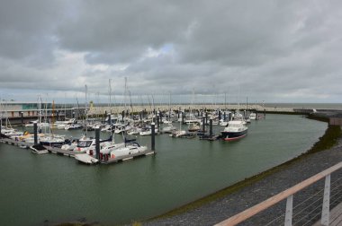 Cadzand (Hollanda). Ağustos 2017. Suni bölme. Tekneler ve tekneler için demirleme.