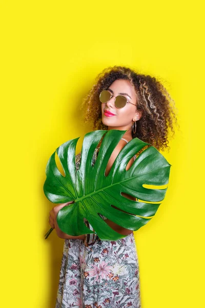 Beautiful Girl selfie with a smartphone. Beautiful young African American woman with afro hairstyle with palm — Stock Photo, Image