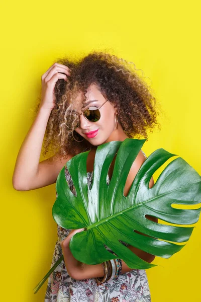 Beautiful Girl selfie with a smartphone. Beautiful young African American woman with afro hairstyle with palm — Stock Photo, Image