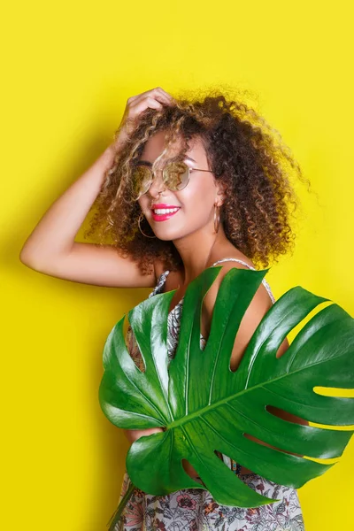 Beautiful Girl selfie with a smartphone. Beautiful young African American woman with afro hairstyle with palm — Stock Photo, Image