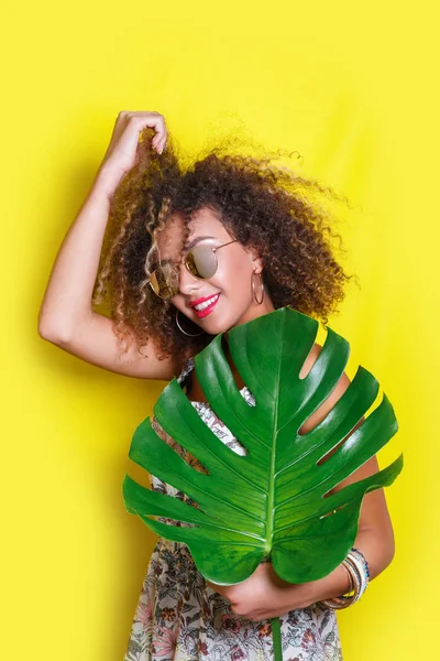 Beautiful Girl selfie with a smartphone. Beautiful young African American woman with afro hairstyle with palm — Stock Photo, Image