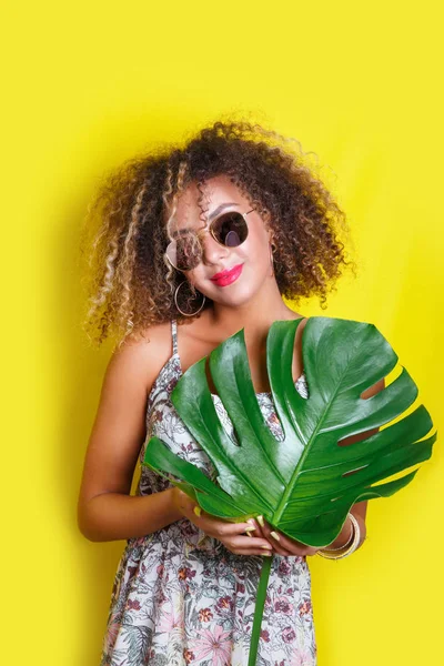 Beautiful Girl selfie with a smartphone. Beautiful young African American woman with afro hairstyle with palm — Stock Photo, Image