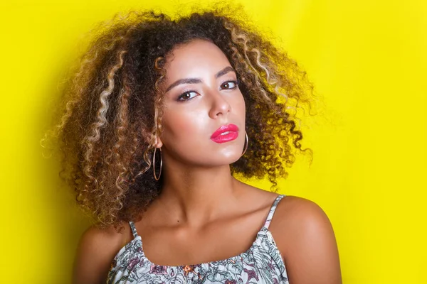 Beauty portrait of young african american girl with afro hairstyle. Girl posing on yellow background, — Stock Photo, Image