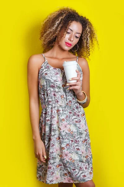 Retrato de beleza da jovem menina afro-americana com penteado afro. Menina posando no fundo amarelo, olhando para a câmera . — Fotografia de Stock