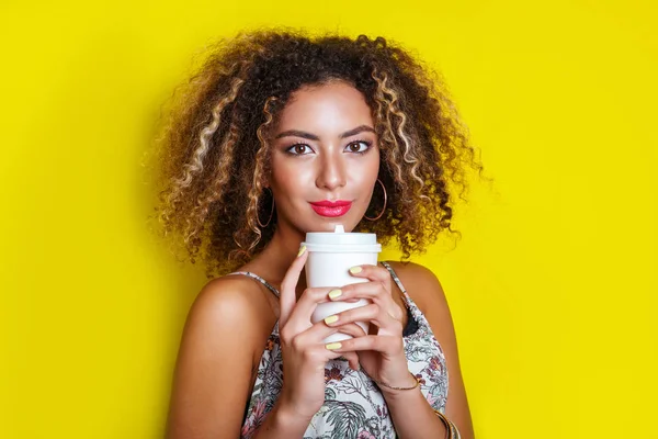 Beauty portrait of young african american girl with afro hairstyle. Girl posing on yellow background, looking at camera. — Stock Photo, Image