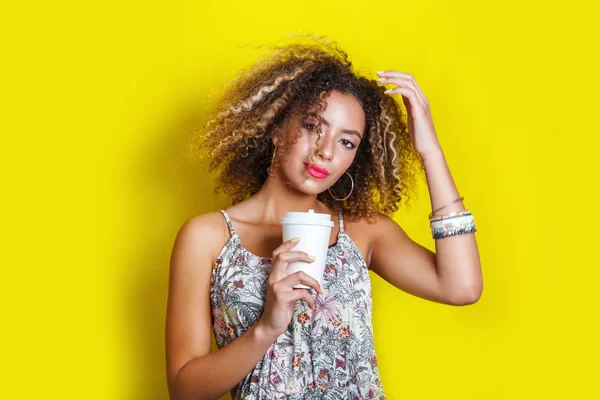 Beauty portrait of young african american girl with afro hairstyle. Girl posing on yellow background, looking at camera. — Stock Photo, Image