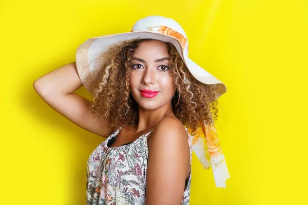 Retrato de beleza da jovem menina americana africana com penteado afro no chapéu de verão. Menina posando no fundo amarelo, olhando para a câmera . — Fotografia de Stock