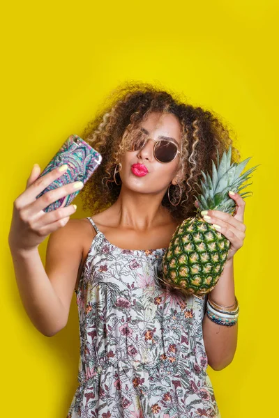 스마트폰으로 아름 다운 소녀 selfie입니다. 아프로 헤어스타일으로 아름 다운 젊은 아프리카계 미국인 여자 — 스톡 사진