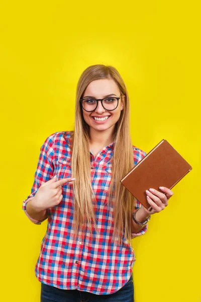 여자 학생 보유도 서입니다. 노란색 배경 안경에 웃는 여자의 초상화 — 스톡 사진