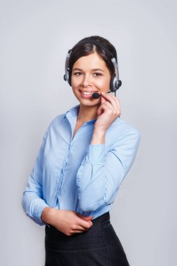 müşteri destek telefon operatörü ile boş boşaltmak alan gri arka plan üzerinde sloganı veya kısa mesaj için kulaklık. Danışmanlık ve destek servis çağrı merkezi.