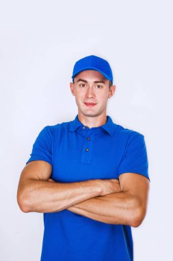 Teslimat kavramı. Portre Genç beyaz yakışıklı teslimatçı veya kurye