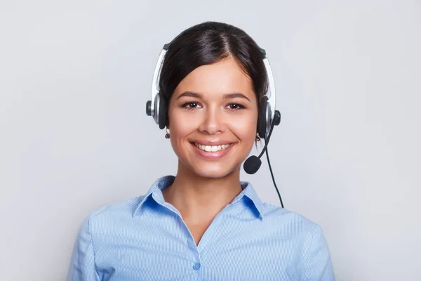 Operador de telefonía de atención al cliente en auriculares, con área de espacio de copia en blanco para el eslogan o mensaje de texto, sobre fondo gris. Servicio de consultoría y asistencia call center . — Foto de Stock