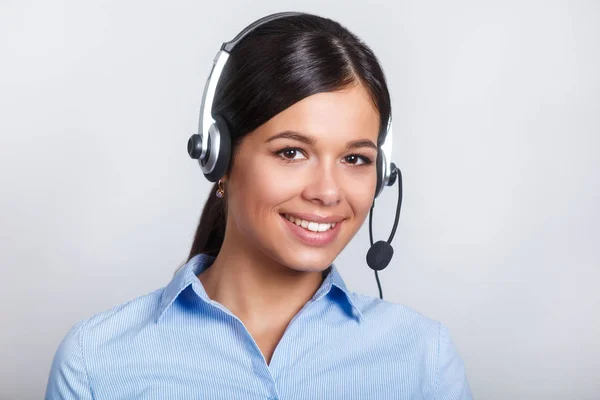 Operador de telefonía de atención al cliente en auriculares, con área de espacio de copia en blanco para el eslogan o mensaje de texto, sobre fondo gris. Servicio de consultoría y asistencia call center . — Foto de Stock