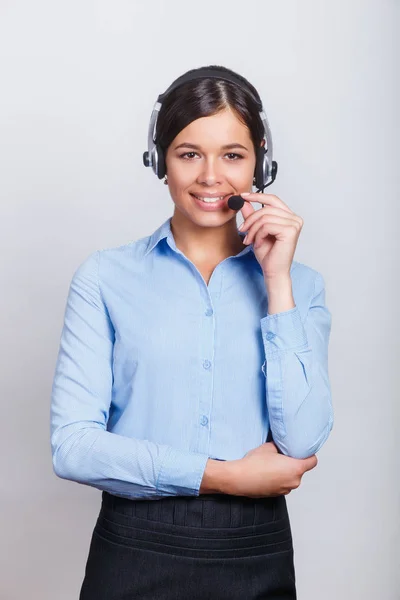 Operador de telefonía de atención al cliente en auriculares, con área de espacio de copia en blanco para el eslogan o mensaje de texto, sobre fondo gris. Servicio de consultoría y asistencia call center . — Foto de Stock