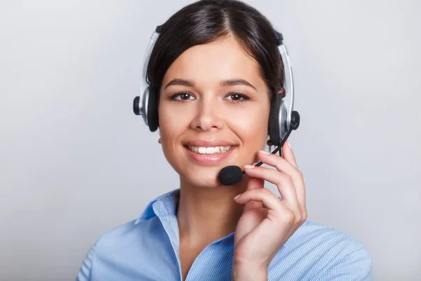 Operador de telefonía de atención al cliente en auriculares, con área de espacio de copia en blanco para el eslogan o mensaje de texto, sobre fondo gris. Servicio de consultoría y asistencia call center . — Foto de Stock