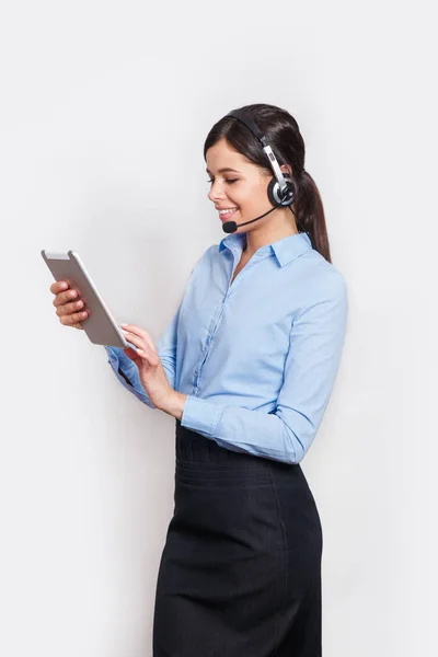 客户支持电话接线员在耳机, 与空白 copyspace 区域为口号或文本消息, 在灰色背景。咨询和协助服务呼叫中心. — 图库照片