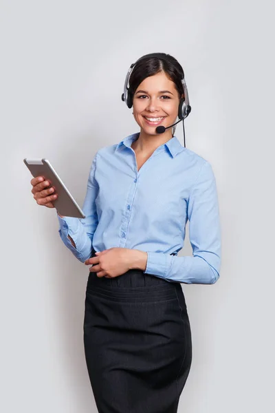 Operador de telefonía de atención al cliente en auriculares, con área de espacio de copia en blanco para el eslogan o mensaje de texto, sobre fondo gris. Servicio de consultoría y asistencia call center . — Foto de Stock