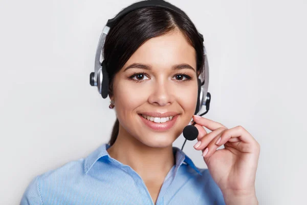 客户支持电话接线员在耳机, 与空白 copyspace 区域为口号或文本消息, 在灰色背景。咨询和协助服务呼叫中心. — 图库照片