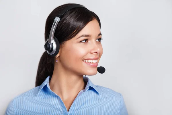 Operador de telefonía de atención al cliente en auriculares, con área de espacio de copia en blanco para el eslogan o mensaje de texto, sobre fondo gris. Servicio de consultoría y asistencia call center . — Foto de Stock