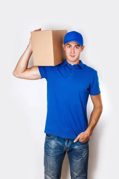 Homem Entregas Alegre Feliz Jovem Mensageiro Segurando Uma Caixa Papelão — Fotografia de Stock