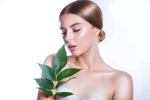 Красива жінка стикається з портретом з концепцією зеленого листя для догляду за шкірою або органічної косметики. Студійний портрет — стокове фото