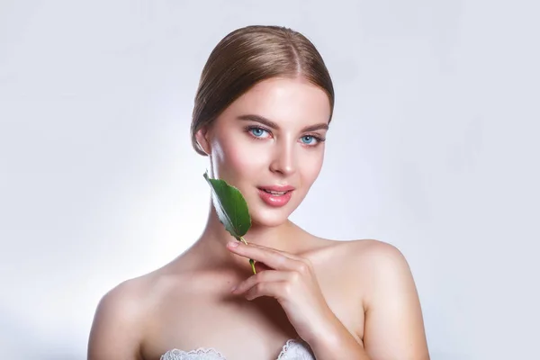 피부 관리 또는 유기농 화장품에 대 한 녹색 잎 컨셉으로 아름 다운 여자 얼굴 초상화. 스튜디오 초상화 — 스톡 사진