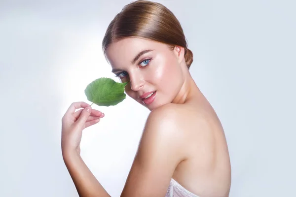 Krásná žena tvář portrét s konceptem zelený list pro péči o pleť nebo organické kosmetiky. Studiový portrét — Stock fotografie