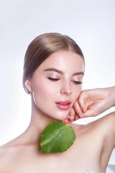 A gyönyörű nő arcát portré zöld levél koncepciót bőrápoló és szerves kozmetikumok. Stúdió-portré — Stock Fotó