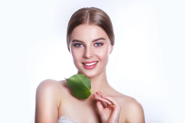 Retrato de rosto de mulher bonita com conceito de folha verde para cuidados com a pele ou cosméticos orgânicos. Retrato de estúdio — Fotografia de Stock