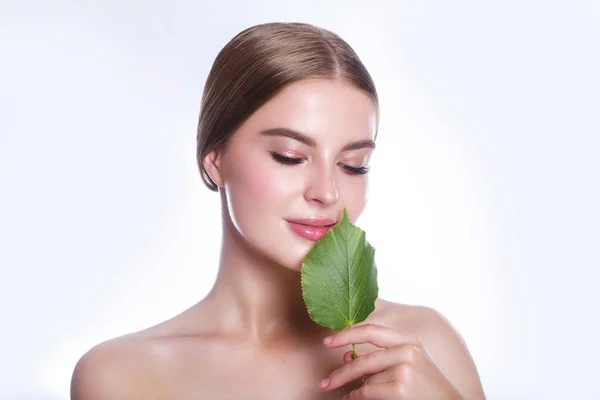 Retrato de rosto de mulher bonita com conceito de folha verde para cuidados com a pele ou cosméticos orgânicos. Retrato de estúdio — Fotografia de Stock