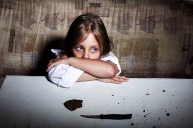 Çocuk istismarı. Zavallı çocuk için yardım kavramı yoksulluk veya kişi açlık, yoksulluk ve alkolizm için yalvarıyor gecekondu