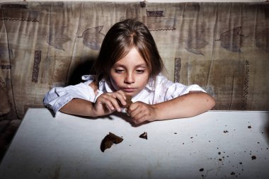Çocuk istismarı. Zavallı çocuk için yardım kavramı yoksulluk veya kişi açlık, yoksulluk ve alkolizm için yalvarıyor gecekondu