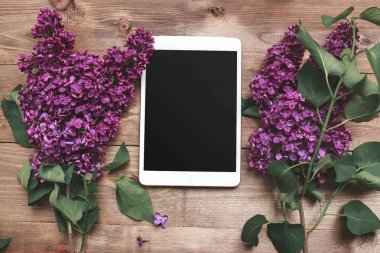 Buket tablet ile ahşap plakalar üzerinde Lila çiçek.