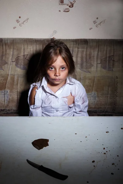Çocuk istismarı. Zavallı çocuk için yardım kavramı yoksulluk veya kişi açlık, yoksulluk ve alkolizm için yalvarıyor gecekondu — Stok fotoğraf