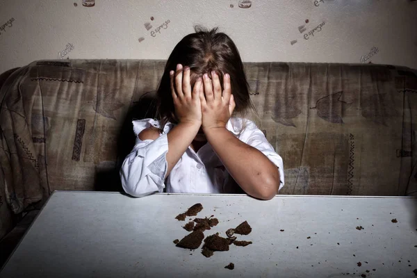 Çocuk istismarı. Zavallı çocuk için yardım kavramı yoksulluk veya kişi açlık, yoksulluk ve alkolizm için yalvarıyor gecekondu — Stok fotoğraf