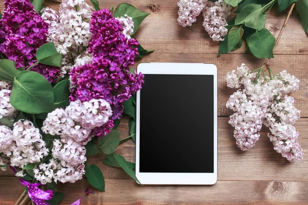 Buket tablet ile ahşap plakalar üzerinde Lila çiçek.