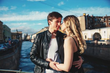 Mutlu genç çift St. Petersburg'da tatil tatil harcamaktadır. İkimiz de çok mutlu gibi. Onlar eski şehir sokaklarında geziniyor