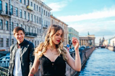 Mutlu genç çift St. Petersburg'da tatil tatil harcamaktadır. İkimiz de çok mutlu gibi. Onlar eski şehir sokaklarında geziniyor