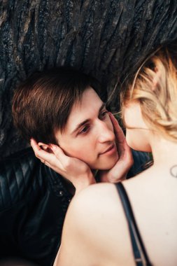 Sarılma ve öpüşme sokak şehrin aşık genç çift