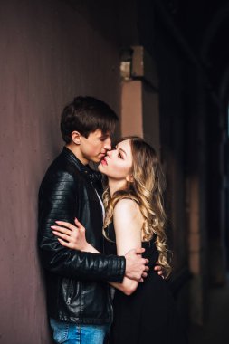 Sarılma ve öpüşme sokak şehrin aşık genç çift