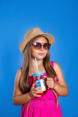 Şapka ve güneş gözlüğü yaz limonata ile olan küçük kız. Yaz tatil ve seyahat kavramı