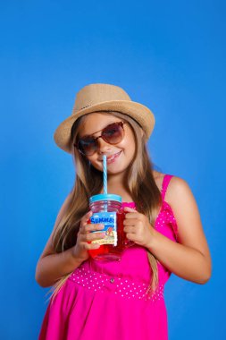 Şapka ve güneş gözlüğü yaz limonata ile olan küçük kız. Yaz tatil ve seyahat kavramı