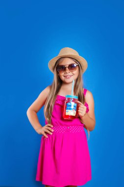 Şapka ve güneş gözlüğü yaz limonata ile olan küçük kız. Yaz tatil ve seyahat kavramı