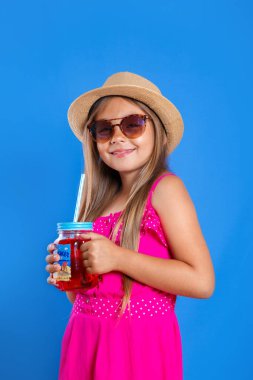 Şapka ve güneş gözlüğü yaz limonata ile olan küçük kız. Yaz tatil ve seyahat kavramı